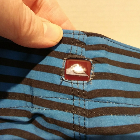 Quiksilver striped 4-way stretch boardshorts. - Picture 7 of 10